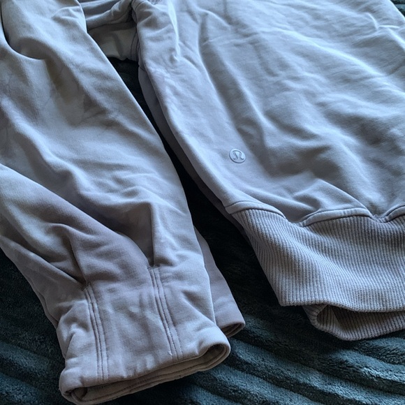 Lululemon Its A Wash Shibori Tie Dye Sweatshirt in Gris Magnum. Size 8 - Picture 4 of 6